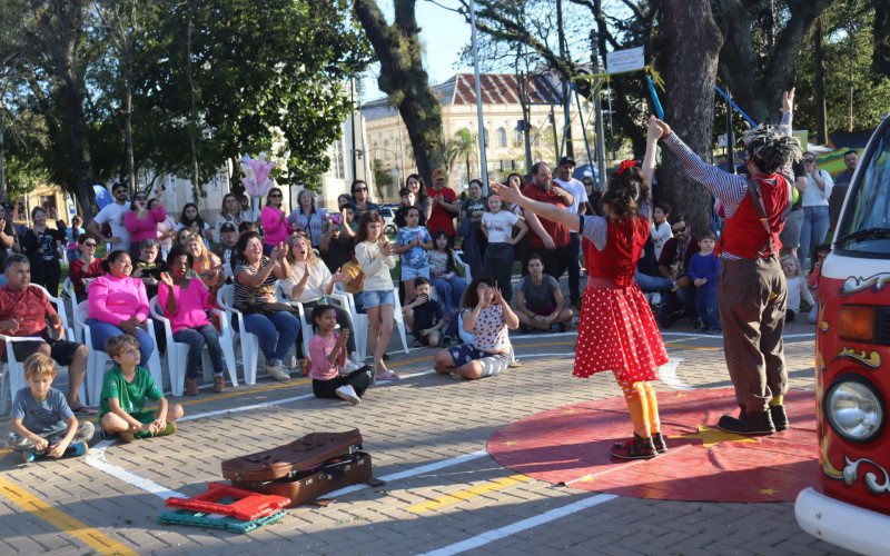 Espetáculo Circolando Por Aí, da Cia Espicula, foi uma das atrações do Brique São Leo neste domingo (28)