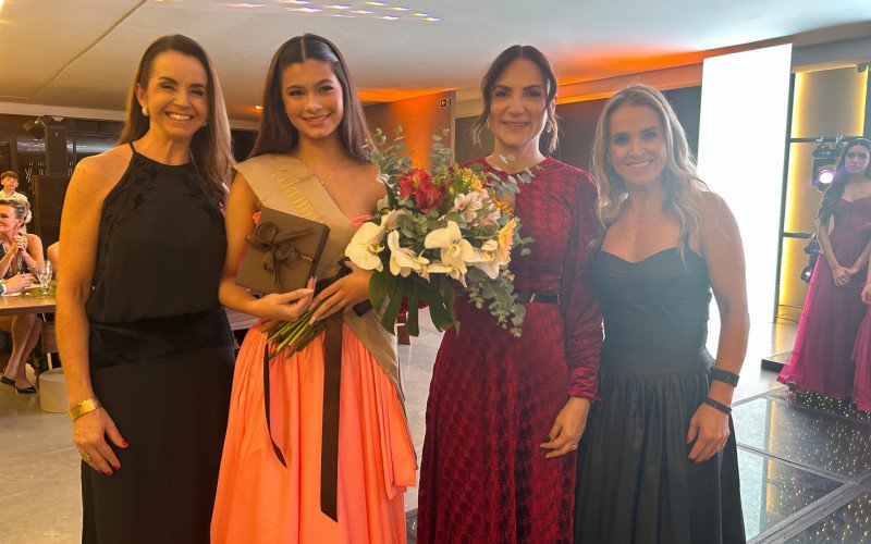Nicole Lautert é a nova Glamour Girl, eleita para conduzir o departamento jovem da Liga Feminina de Combate ao Câncer de Novo Hamburgo em 2025 | abc+