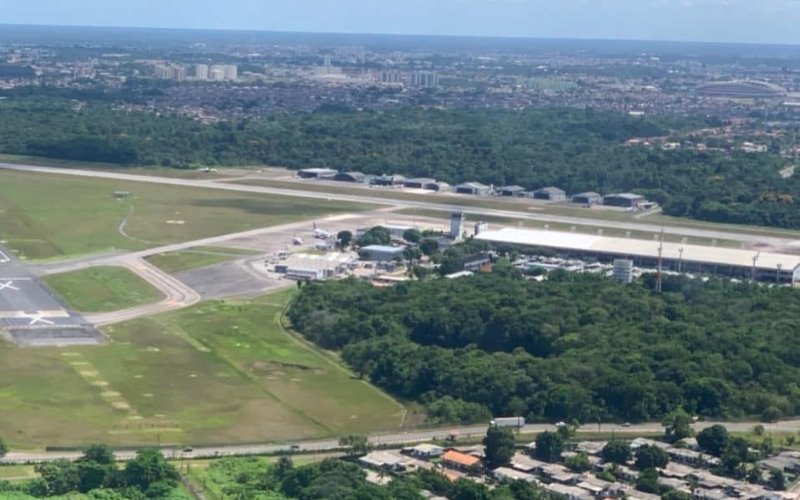 Voo é cancelado e passageiro é preso após afirmar que transportava bomba
