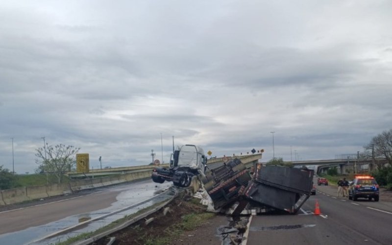 BR-290: Caminhão tomba na alça de acesso da BR-116 à free way e uma pessoa fica ferida