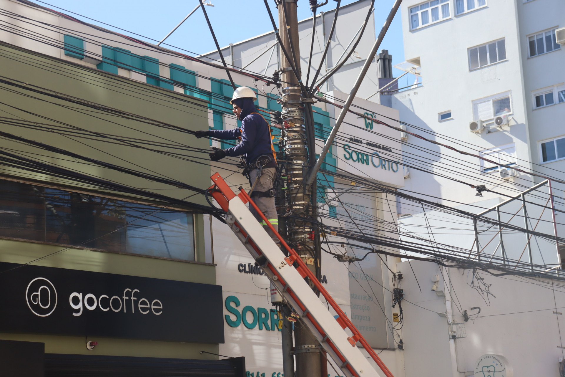São Leopoldo estima retirar mais de 10 toneladas de fios inativos somente no Centro da cidade