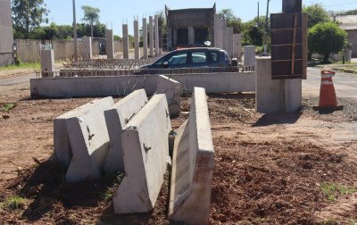 Obras de construção do viaduto de acesso à BR-448 tiveram ritmo reduzido no último mês