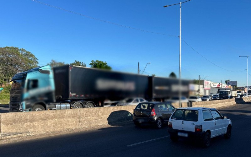 BR-116: Acidente com carreta e carro complica ainda mais o trânsito rumo à Capital  | abc+