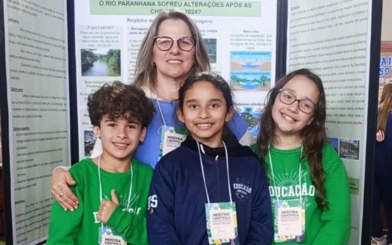 A professora Flávia Corso com os alunos Arthur, Isabel e Sofia venceram com análise sobre o Rio Paranhana | abc+