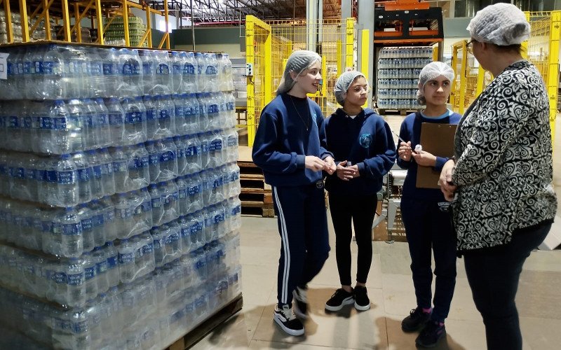 Visita à fábrica de água mineral Valle Vita por alunos de São Sebastião do Caí para compreender o sistema de produção de água engarrafada | abc+