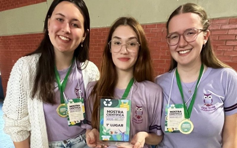 Vitória, Gabriela e Joana comemoram o 1º lugar com projeto que propõe a redução do uso excessivo do microplástico na educação infantil