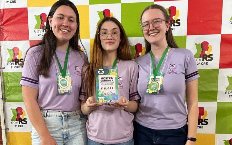 Vitória, Gabriela e Joana comemoram o 1º lugar com projeto que propõe a redução do uso excessivo do microplástico na educação infantil