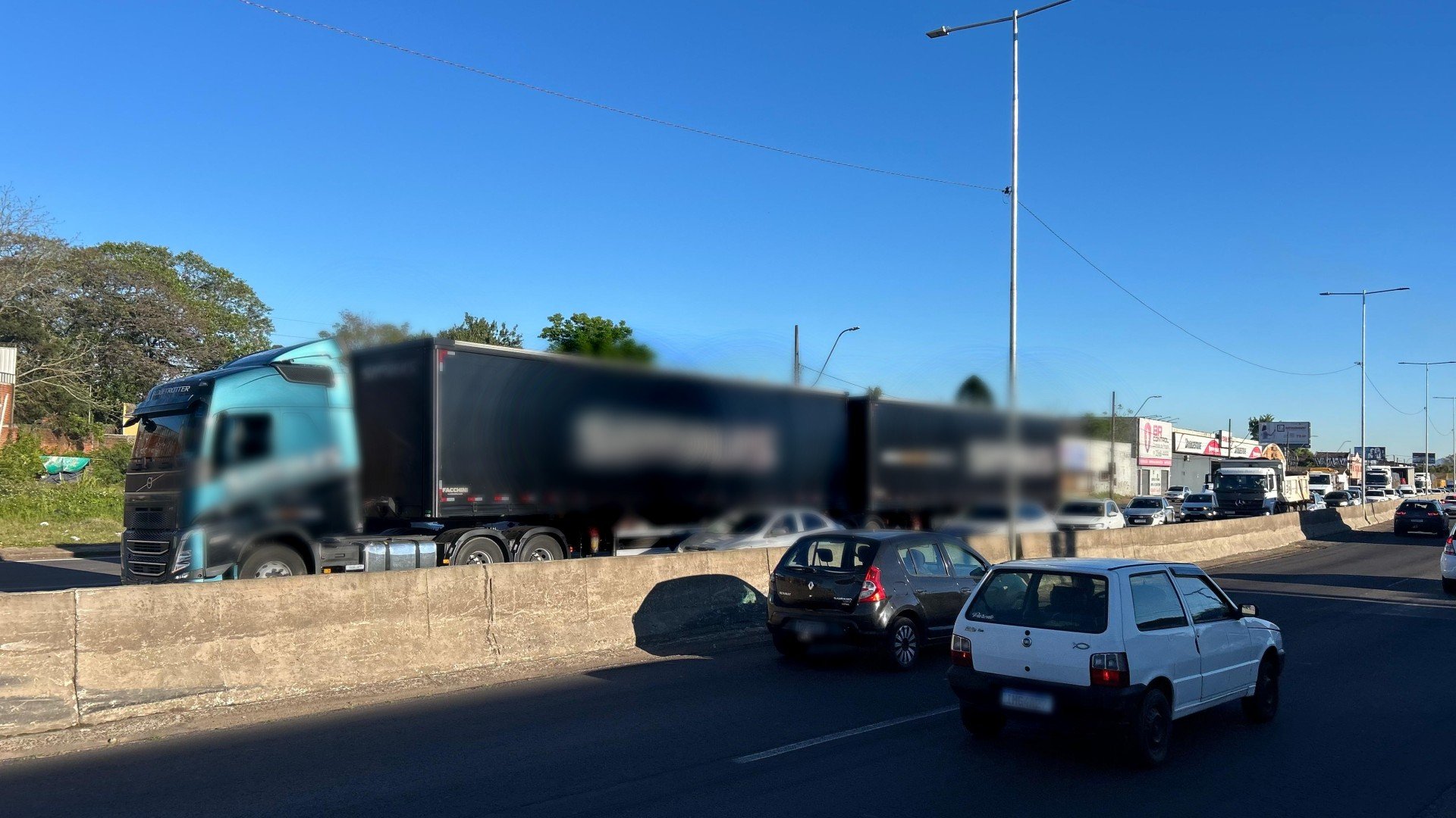 BR-116: Acidente entre carreta e carro complica ainda mais o trânsito rumo à capital