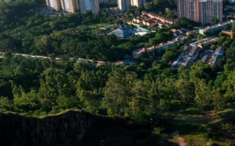 Grupo de 17 pessoas se perde em morro e precisa ser resgatado pelos bombeiros em Porto Alegre