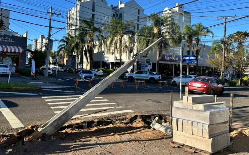 Poste fica pendurado sobre avenida em Novo Hamburgo após fios prenderem em caminhão