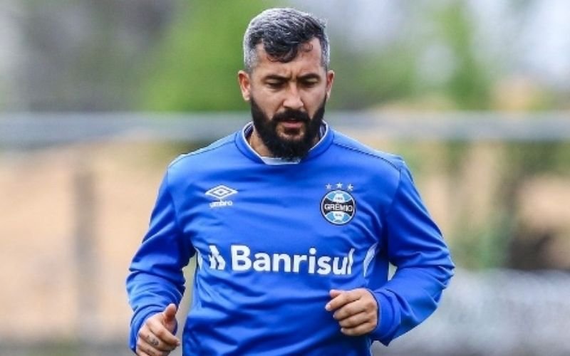 Douglas, ex-Grêmio, tem prisão decretada por dívida de pensão