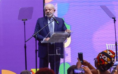 AO VIVO: Lula sanciona lei que amplia isenção do Imposto de Renda