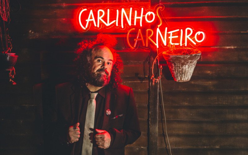 Carlinhos Carneiro lança seu primeiro álbum solo, Hotel Ritz | abc+