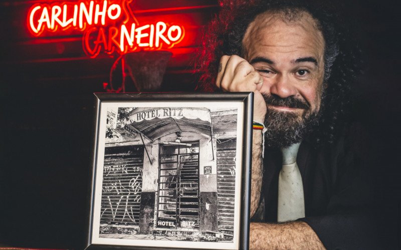 Carlinhos Carneiro lança seu primeiro álbum solo, Hotel Ritz | abc+