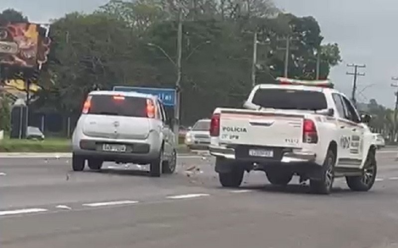 Momento em que viatura da BM colide em Uno ao acessar a RS-240 durante perseguição | abc+
