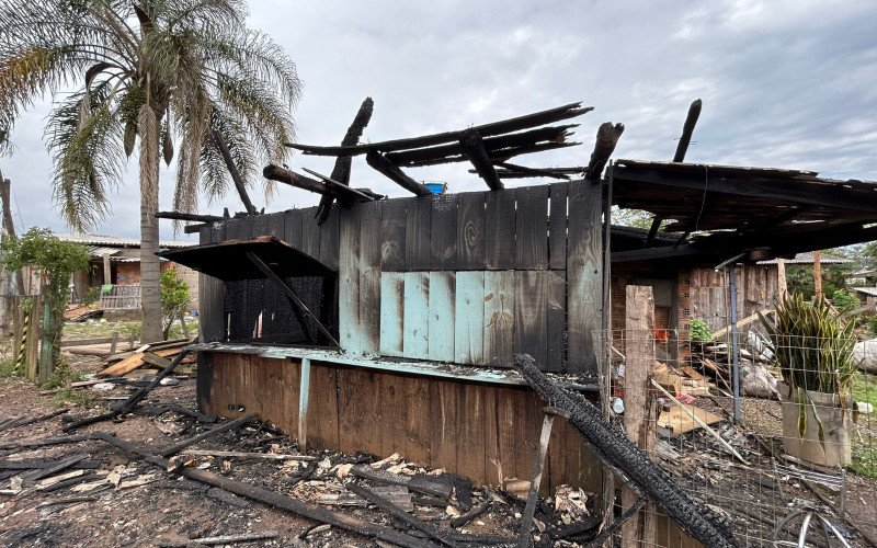 Casa foi parcialmente destruída pelo fogo em Taquara nesta terça-feira
