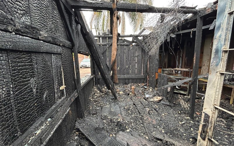 Casa foi parcialmente destruída pelo fogo em Taquara nesta terça-feira
