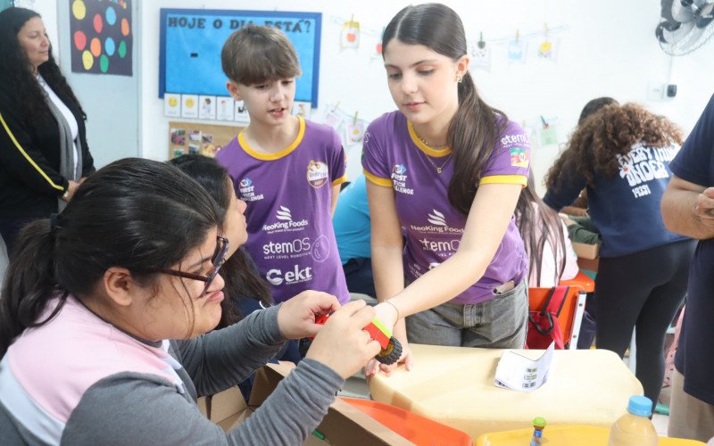 Equipe de robótica do Colégio Marista Pio XII leva projeto Explorando a Steam à Apae São Leopoldo