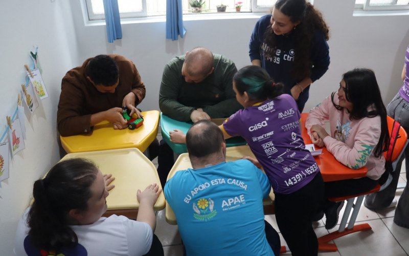 Equipe de robótica do Colégio Marista Pio XII leva projeto Explorando a Steam à Apae São Leopoldo
