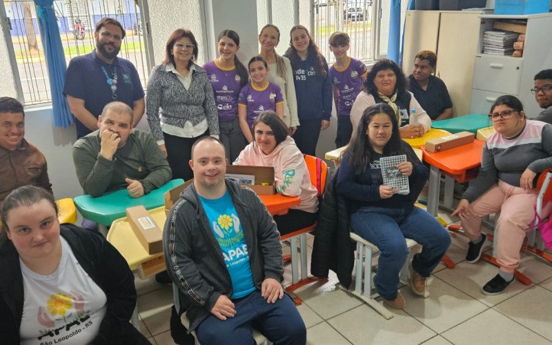 Equipe de robótica do Colégio Marista Pio XII leva projeto Explorando a Steam à Apae São Leopoldo