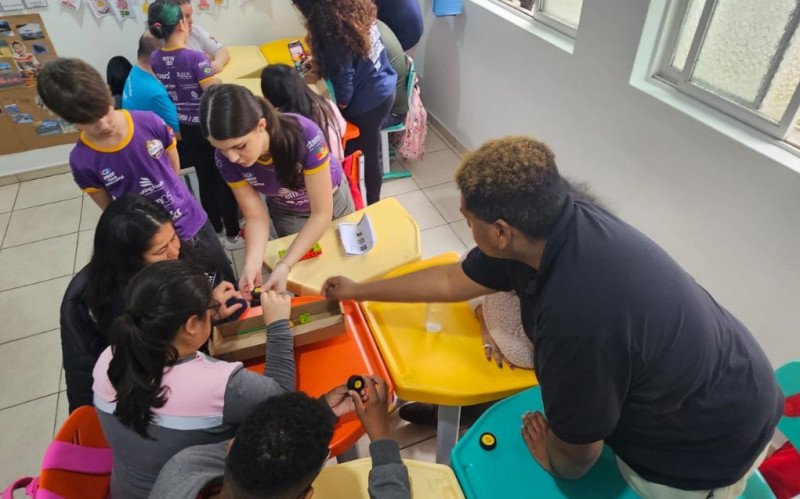 Equipe de robótica do Colégio Marista Pio XII leva projeto Explorando a Steam à Apae São Leopoldo