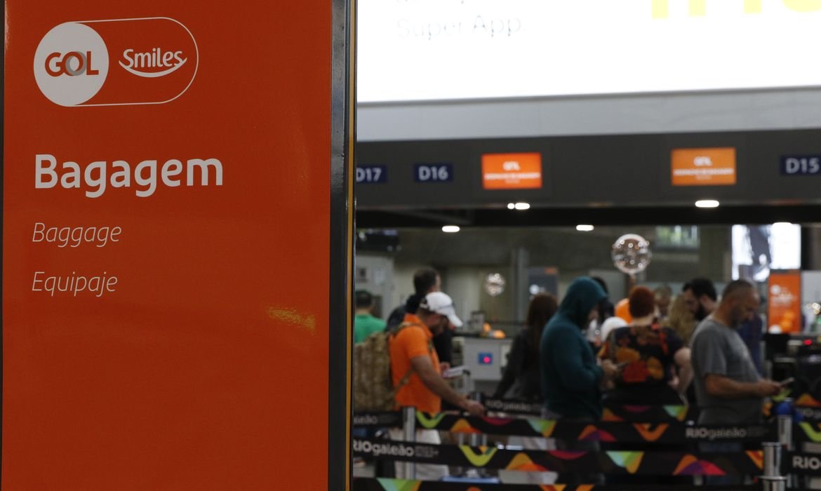 Cerca de 140 voos são cancelados por fechamento do Aeroporto Santos Dumont para limpeza de vazamento na pista