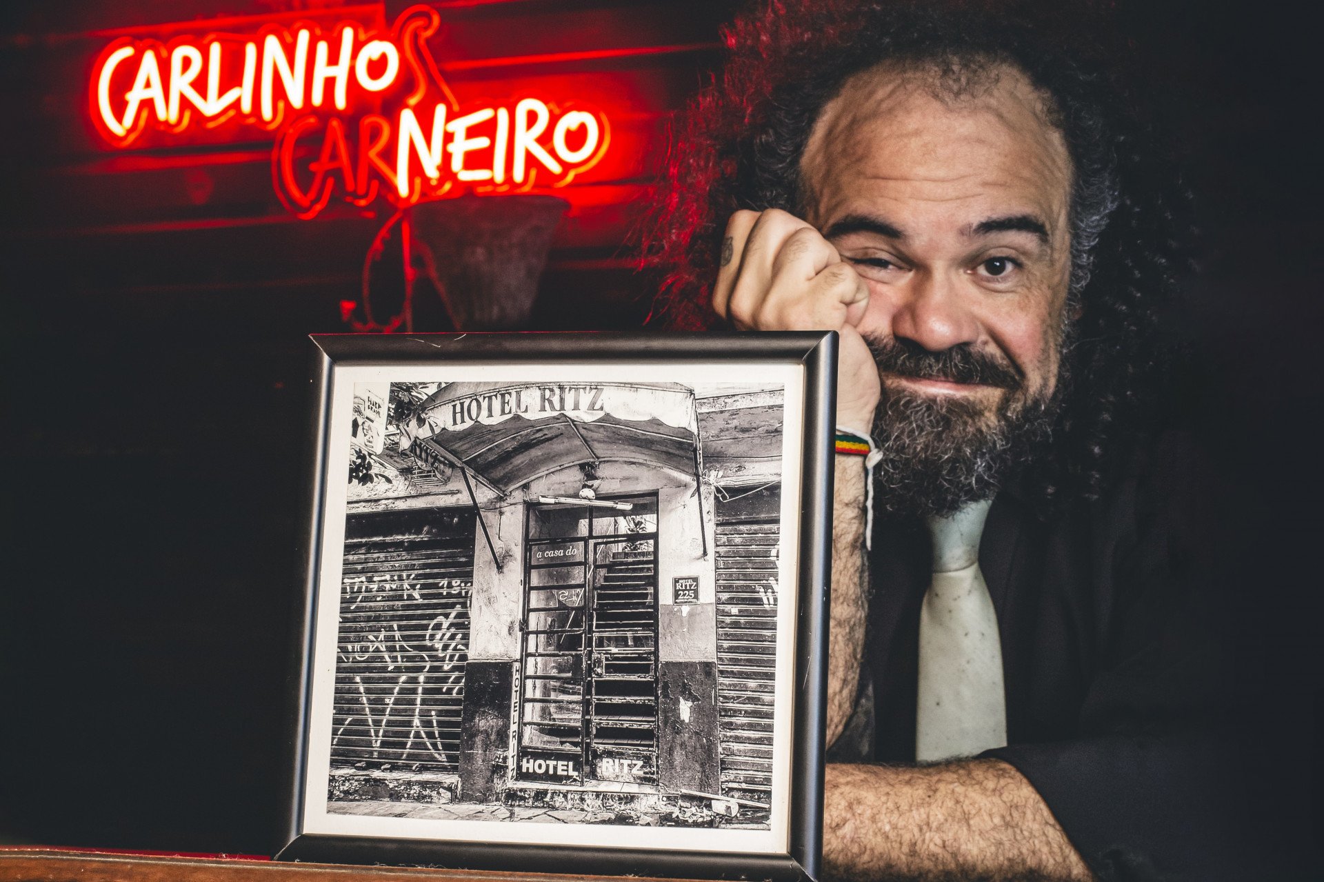 Carlinhos Carneiro hospeda suas memórias em Hotel Ritz, seu primeiro álbum solo