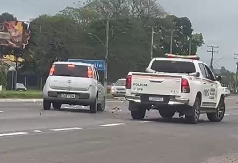 VÍDEO: Viatura da Brigada Militar colide contra carro durante perseguição na RS-240