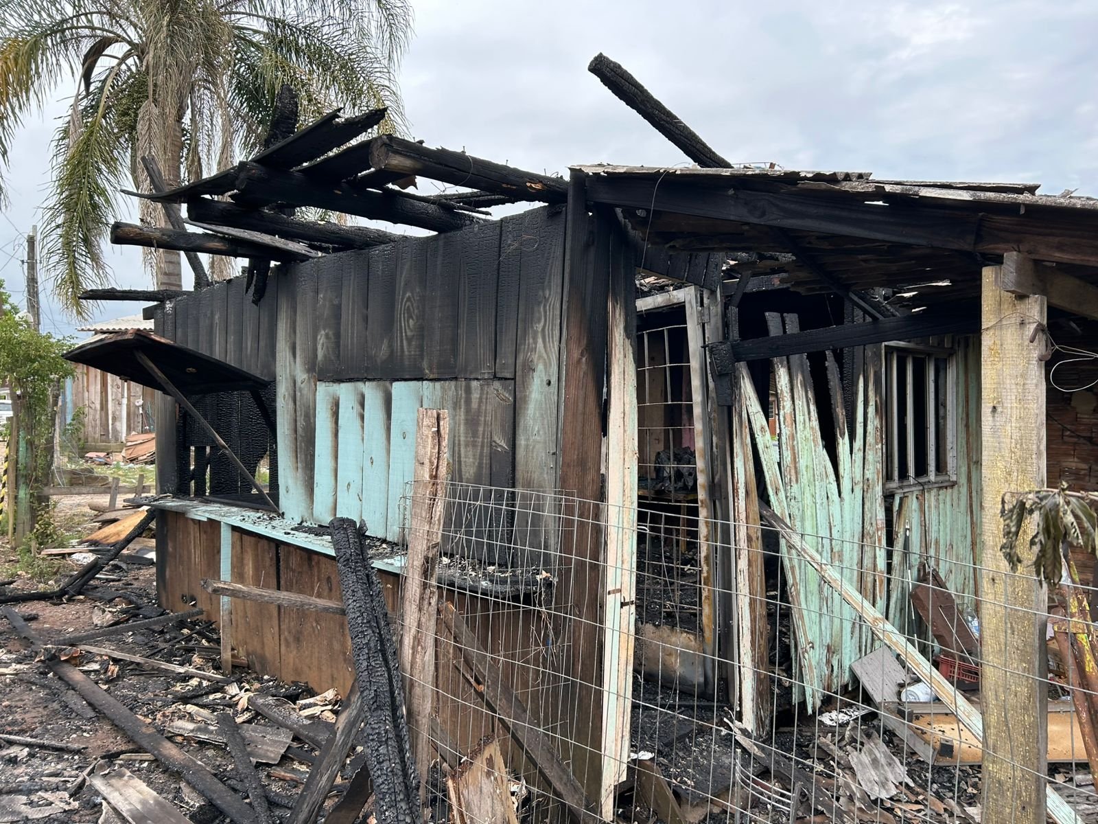 "Era meu cantinho": Casa é parcialmente destruída por incêndio em Taquara e idoso pede ajuda para reconstrução