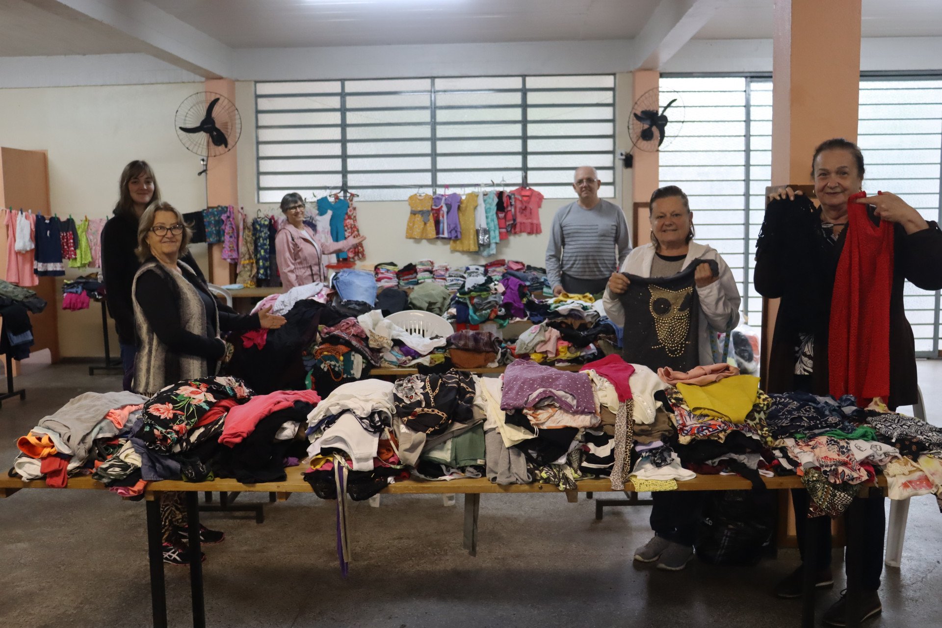 Tudo por R$ 5: Brechó oferece centenas de roupas, acessórios e até travesseiros a "preço de banana" para ajudar famílias