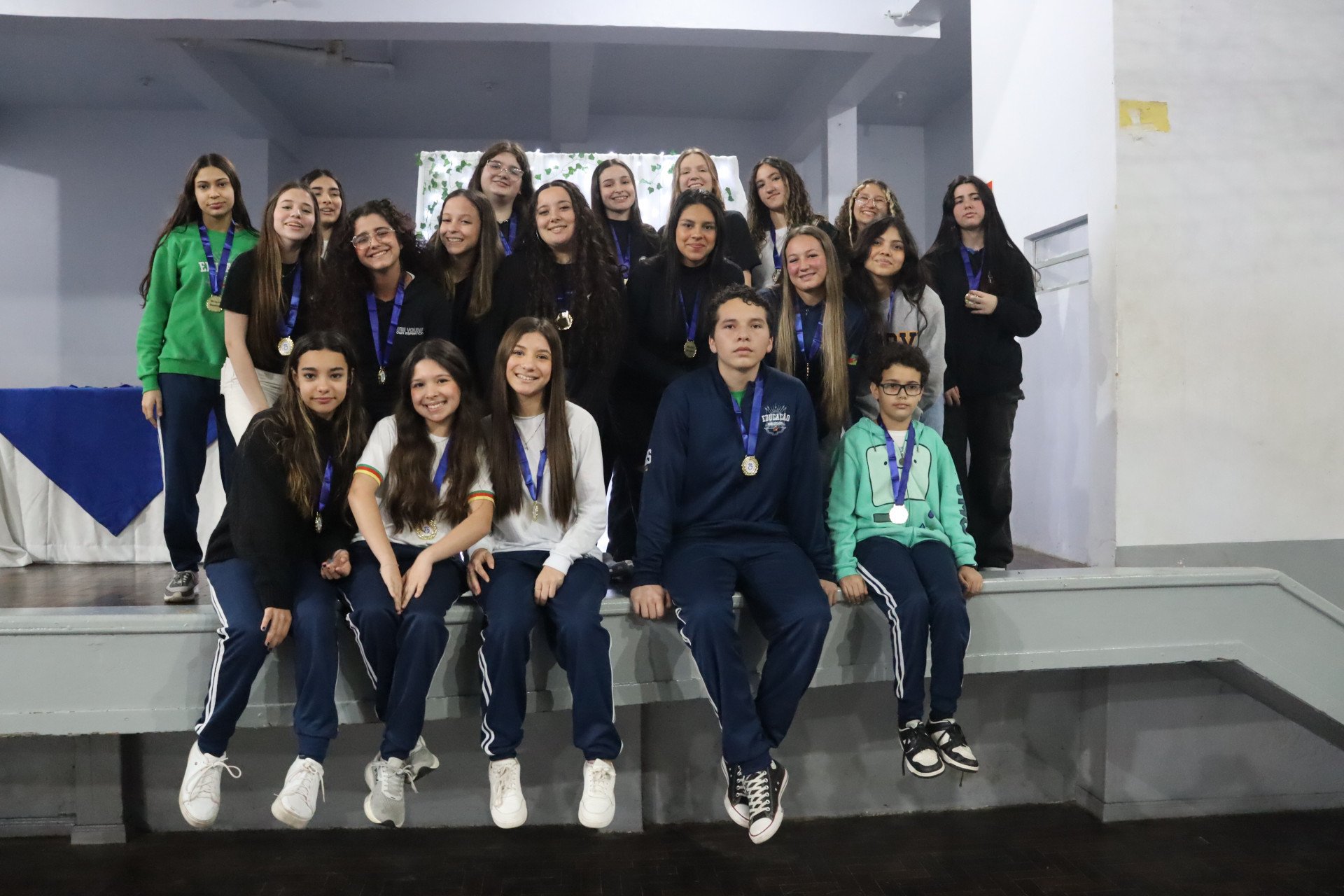 Escola 25 de Julho faz homenagens a estudantes
