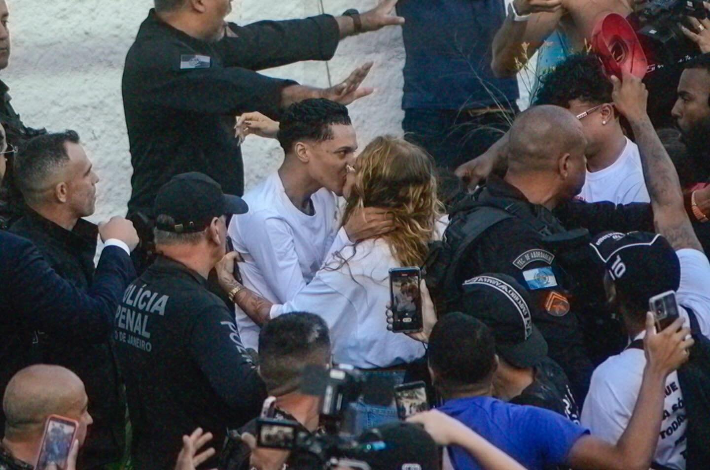 Rapper Oruam deixa prisão no Rio de Janeiro e é carregado por multidão
