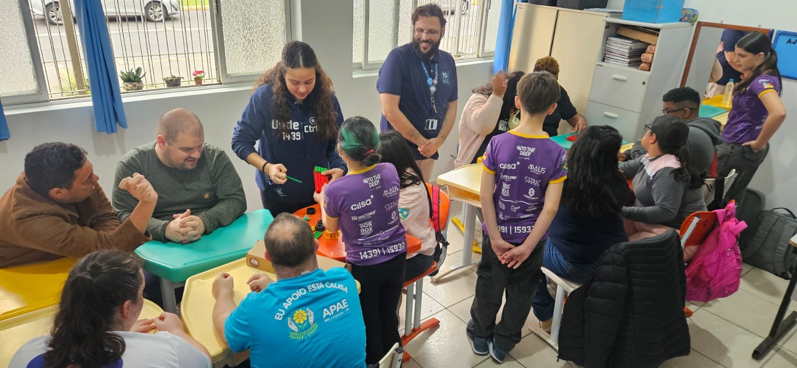 Equipe do Colégio Marista Pio XII leva projeto de robótica à Apae São Leopoldo