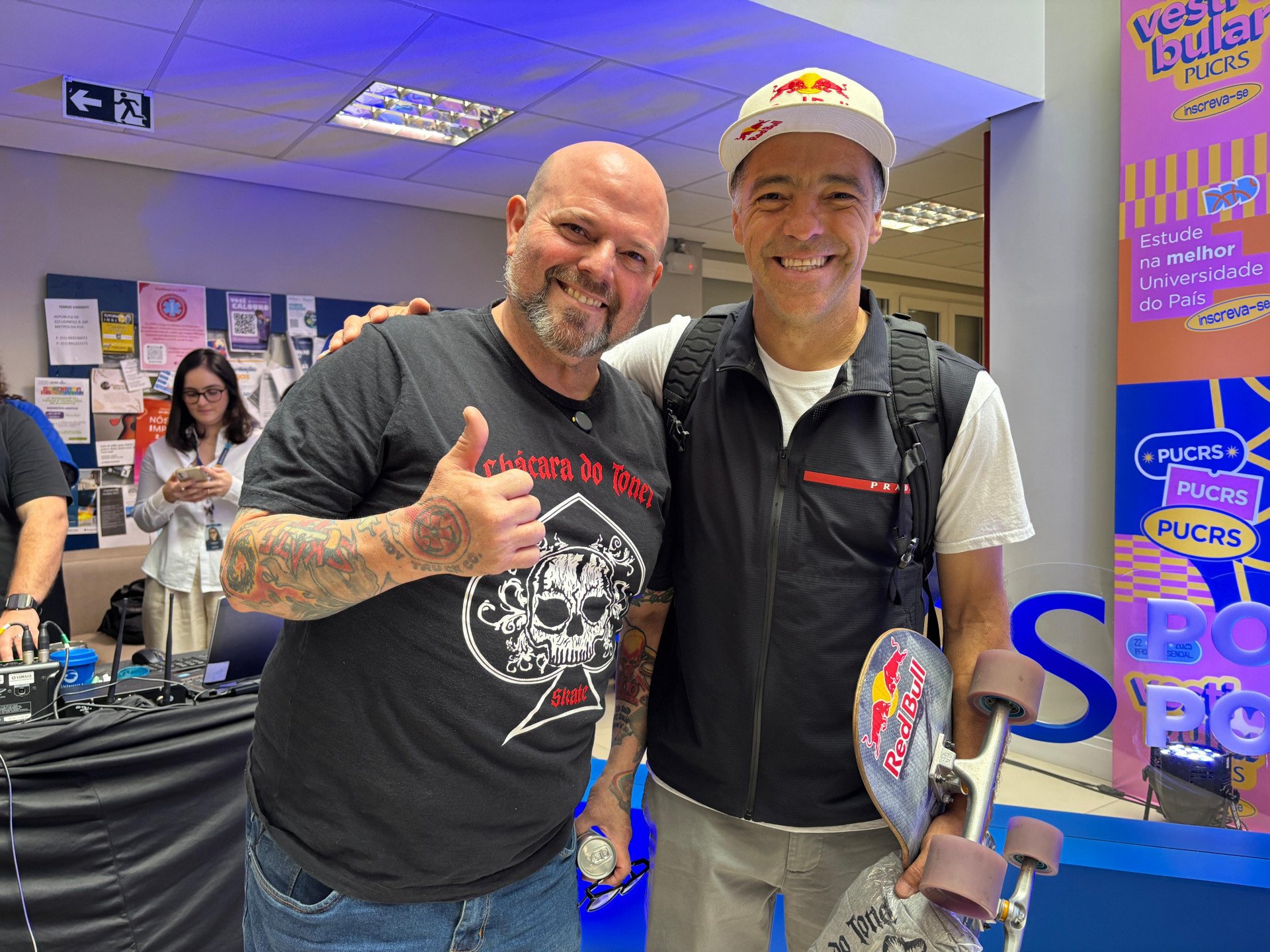 Pioneiro do skate em Novo Hamburgo revê lenda mundial após décadas
