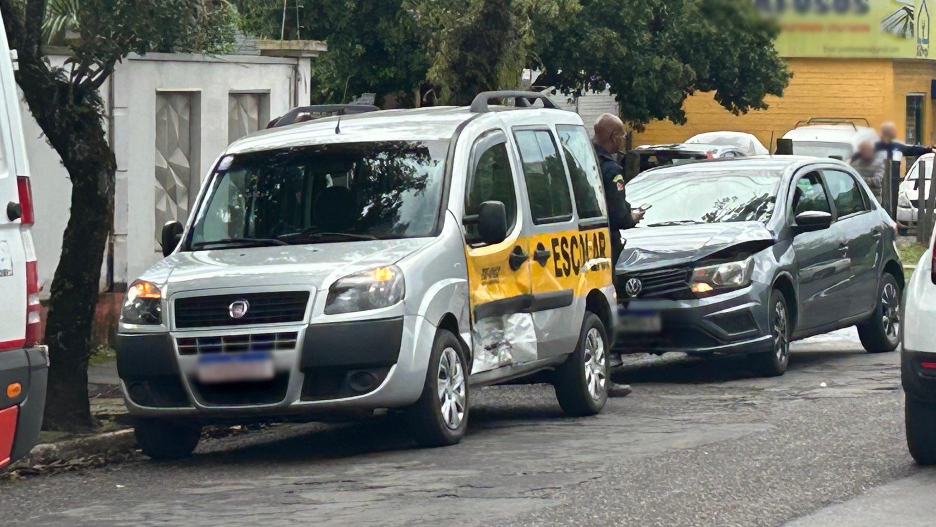 Acidente envolvendo veículo escolar com crianças é registrado em Novo Hamburgo