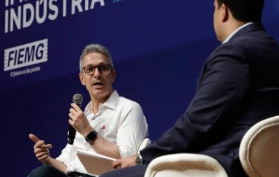 Zema volta a criticar Flávio Bolsonaro e eleva tom: "Quem estiver do lado de corrupto, não conte comigo"