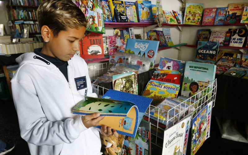 Yuri Maciel, 11 anos, defende a leitura livre de amarras na 40ª Feira do Livro de Canoas | abc+