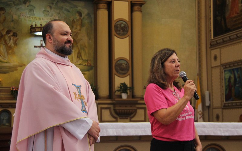 Padre Marco Leal e a coordenadora do grupo, Flávia Regina Trevisan