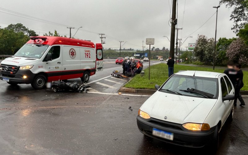 Impacto da colisão foi tão forte que roda dianteira da moto foi arrancada
