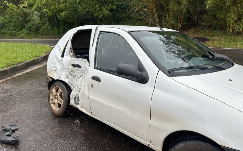 Impacto da colisão foi tão forte que roda dianteira da moto foi arrancada