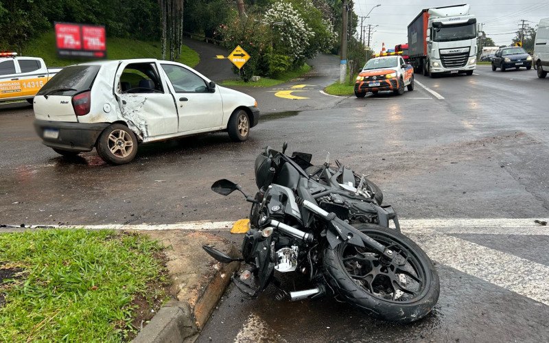 Impacto da colisão foi tão forte que roda dianteira da moto foi arrancada