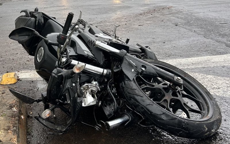 Impacto da colisão foi tão forte que roda dianteira da moto foi arrancada | abc+
