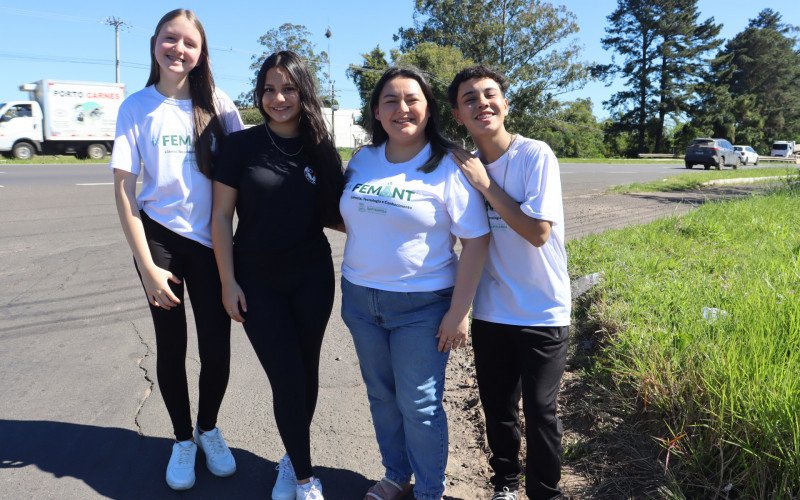 Alunos Camilly Eduarda Machado, Marcela Lorenza Souza Sehn e Rodrigo dos Santos Torms e professora Lilian Kezia Vargas Amaral | abc+