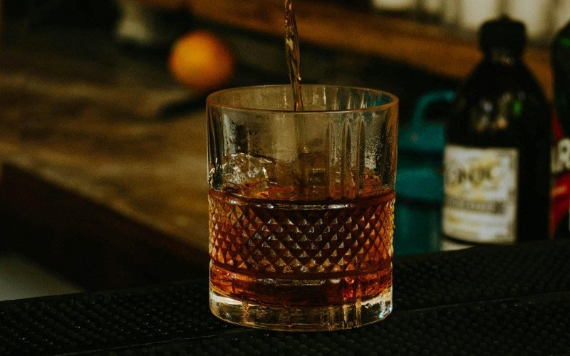 País está em alerta para os casos de intoxicação por metanol após o consumo de bebidas alcoólicas possivelmente adulteradas | abc+