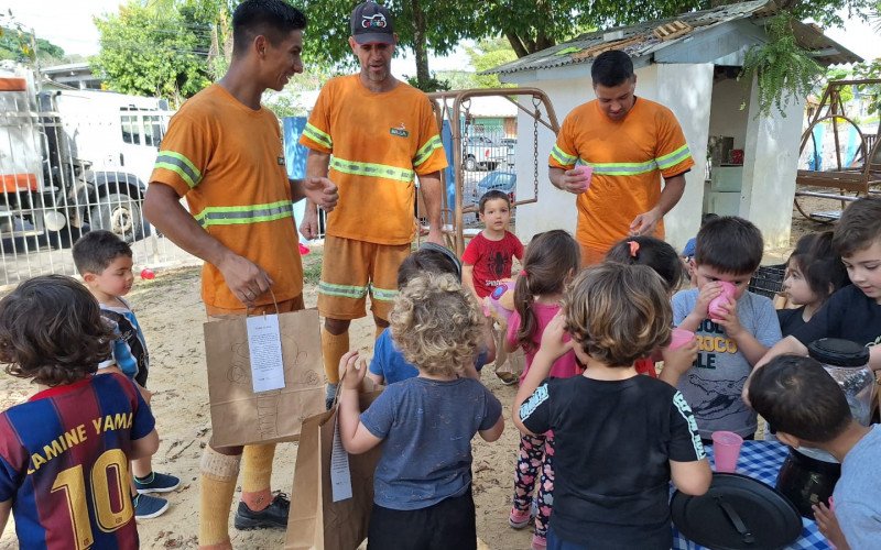 Festa surpresa foi preparada pelos alunos aos garis | abc+