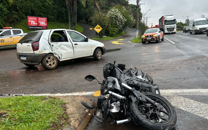 RS-240: Impacto violento deixa motociclista gravemente ferido; veja vídeo