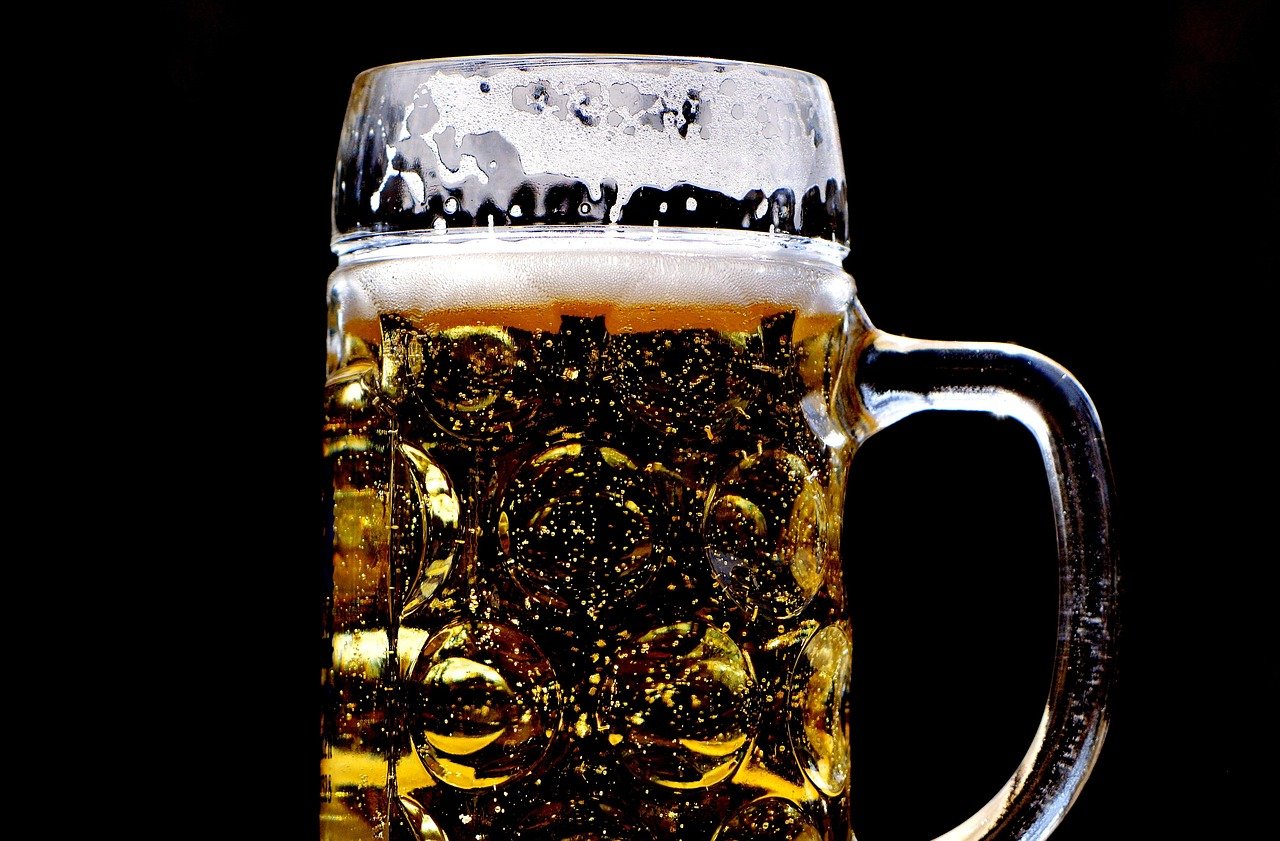 Metanol na bebida: Cerveja e vinho podem ser alvos de contaminação? Especialista explica
