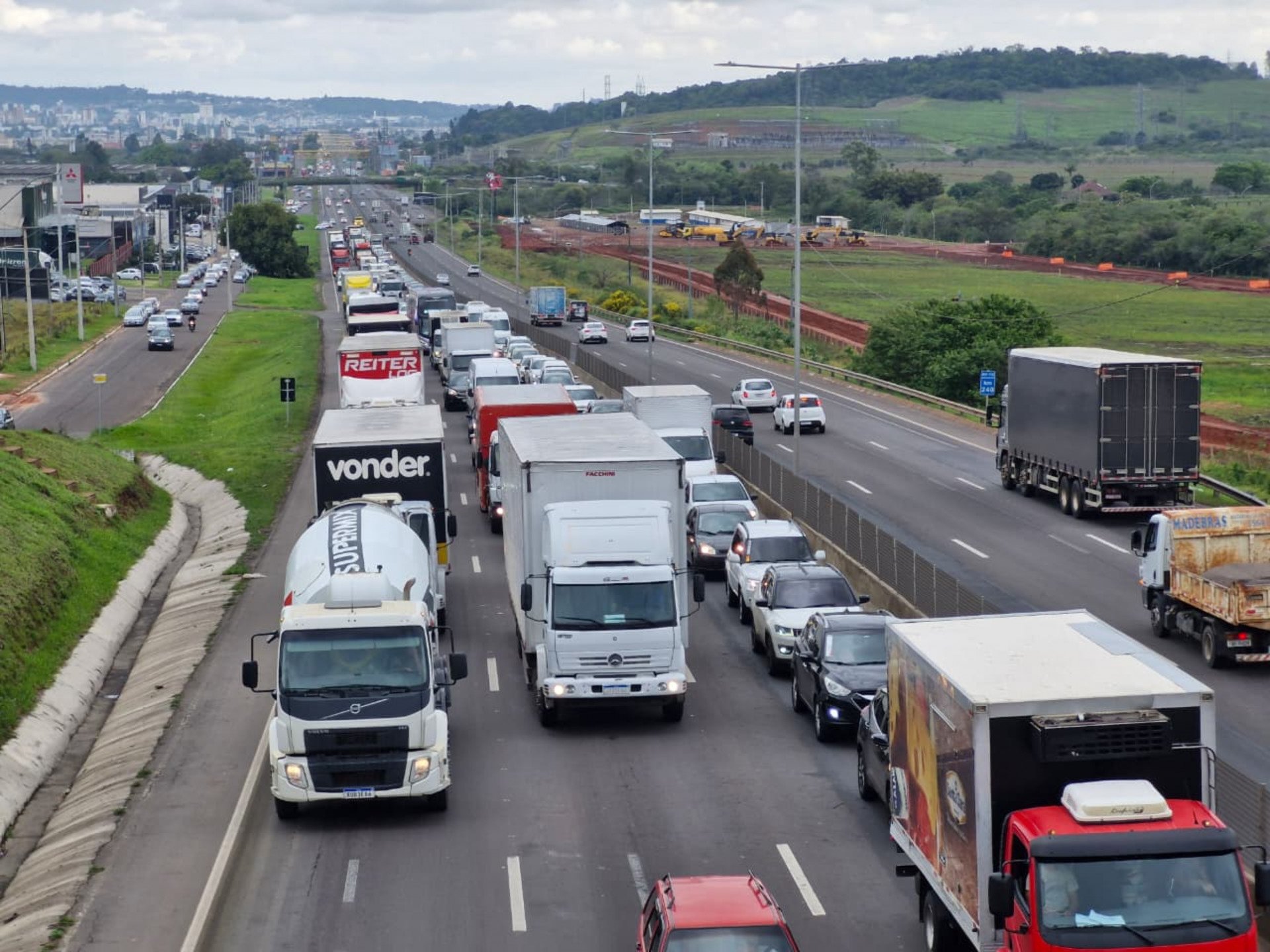 BR-116: Motoristas enfrentam quase três quilômetros de lentidão em Novo Hamburgo na tarde desta quarta-feira (1º)