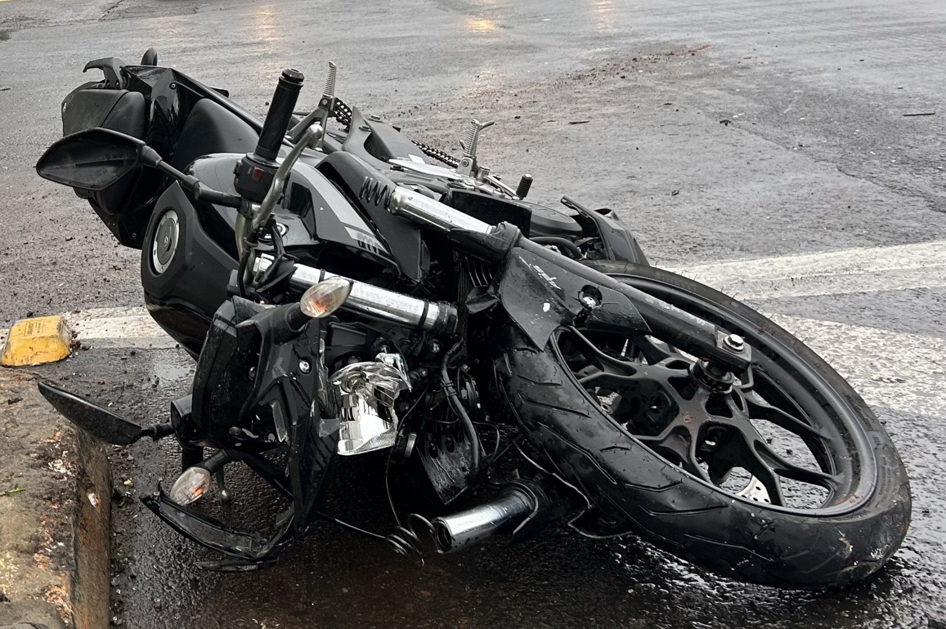 RS-240: Colisão arranca roda dianteira de moto deixa motociclista com fraturas
