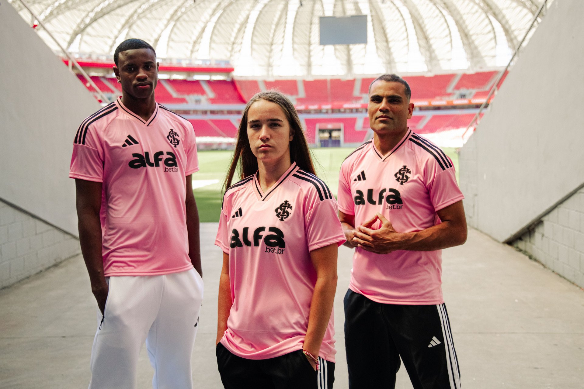 Dupla Gre-Nal lança camisas especiais em apoio ao Outubro Rosa